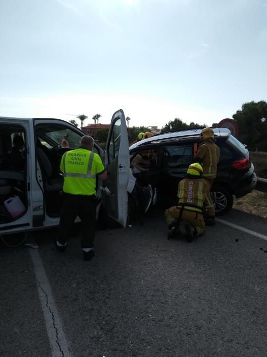 Rescatan a dos personas tras un accidente en Mil Palmeras