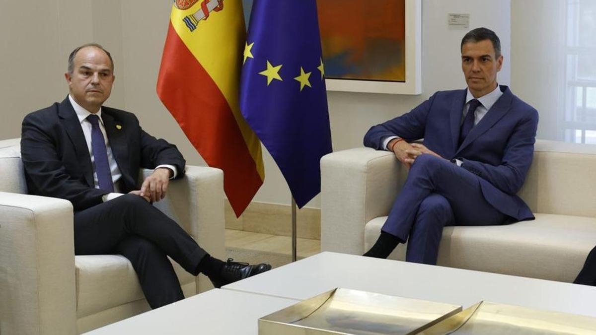 Pedro Sánchez, al mig, durant una trobada amb el secretari general de Junts, Jordi Turull, i la porvaveu del Congrés, Míriam Nogueras. | J. J. GUILLÉN / EFE