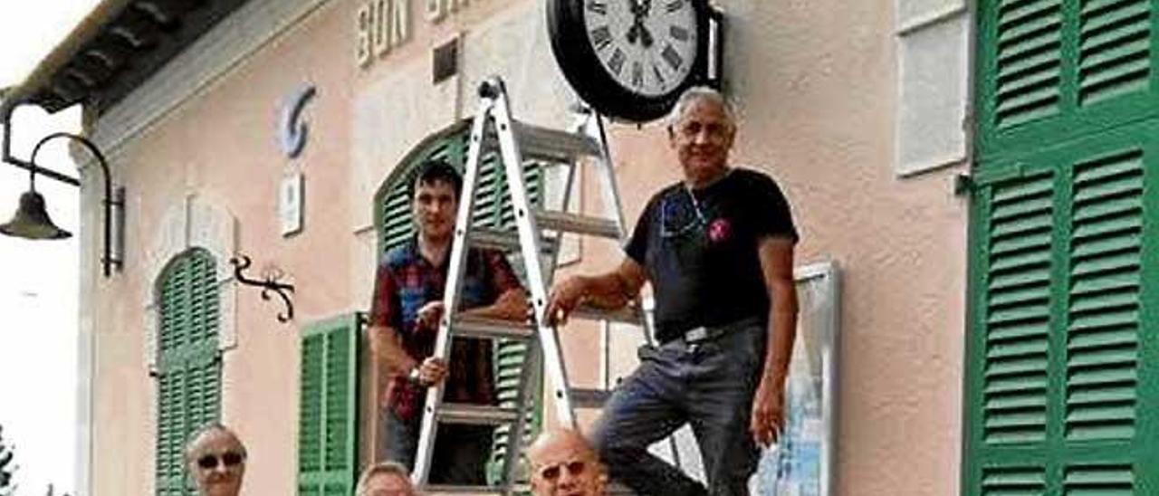 Forteza, Noé, Orvay y dos operarios, con el reloj.