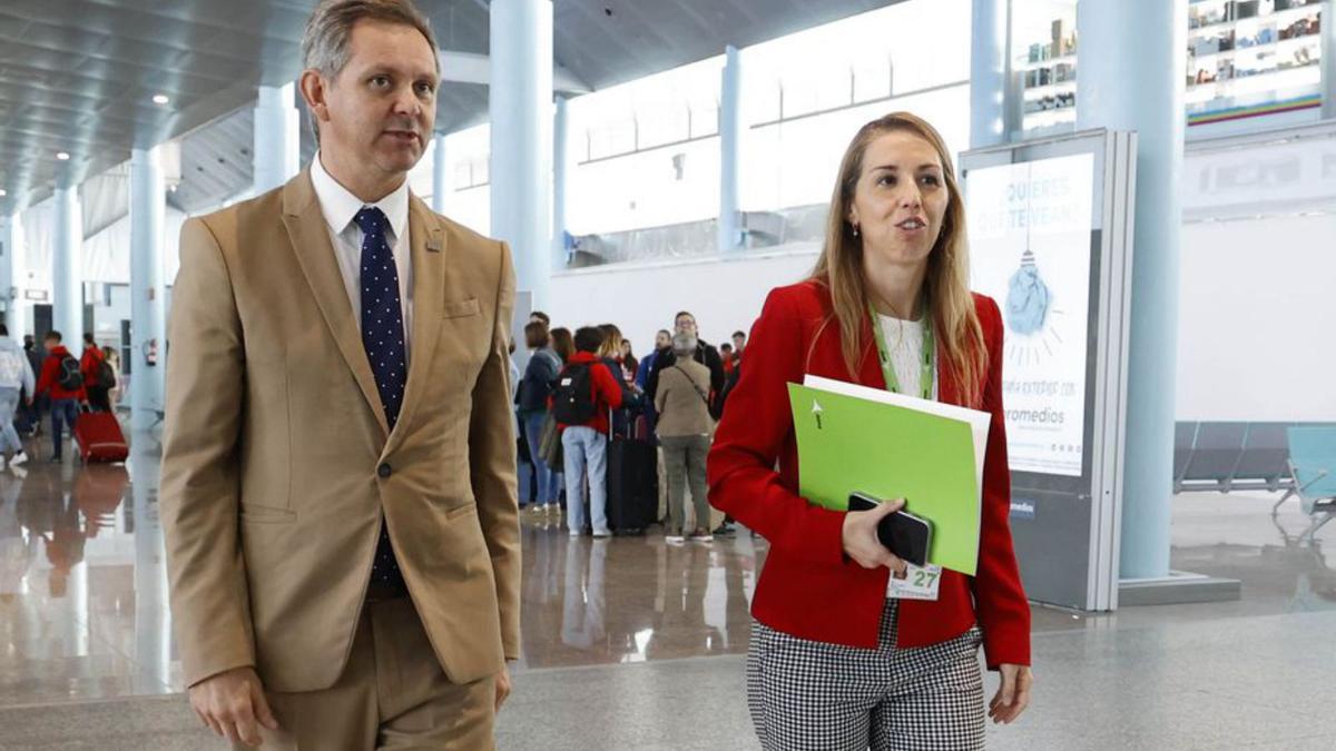 José Miñones y Ana Molés, durante su visita, ayer, a Peinador.   | // A. VILLAR