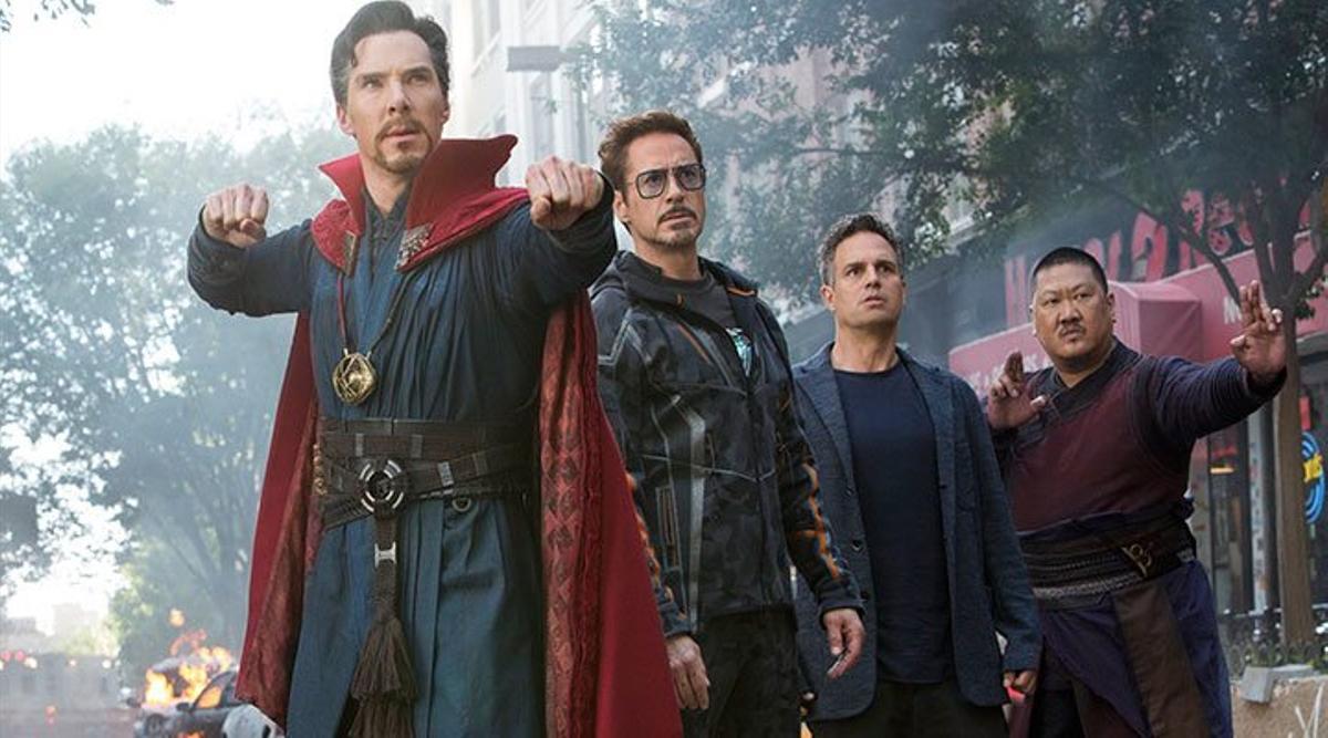 Doctor Extraño (Benedict Cumberbatch), con Tony Stark (Robert Downey Jr), Bruce Banner (Mark Ruffalo) y Wong (Benedict Wong), en 'Vengadores: Endgame'