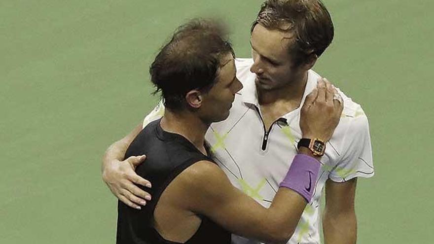 Nadal y Medvedev se felicitan al finalizar el encuentro.