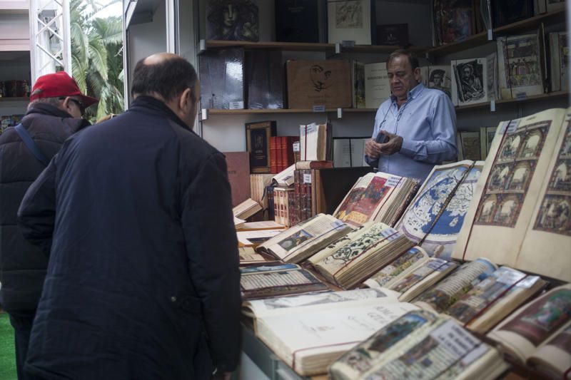 Ambiente en la Feria del Libro de València