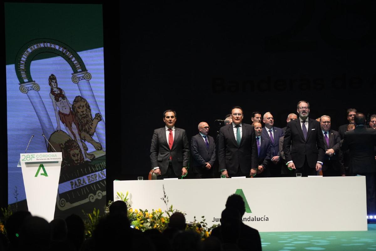 Nieto, Villamandos y Molina cantan el himno de Andalucía en el final del acto.