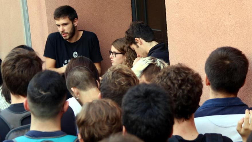 Un estudiant de la UPF partidari de la vaga negociant amb estudiants que volen fer classes