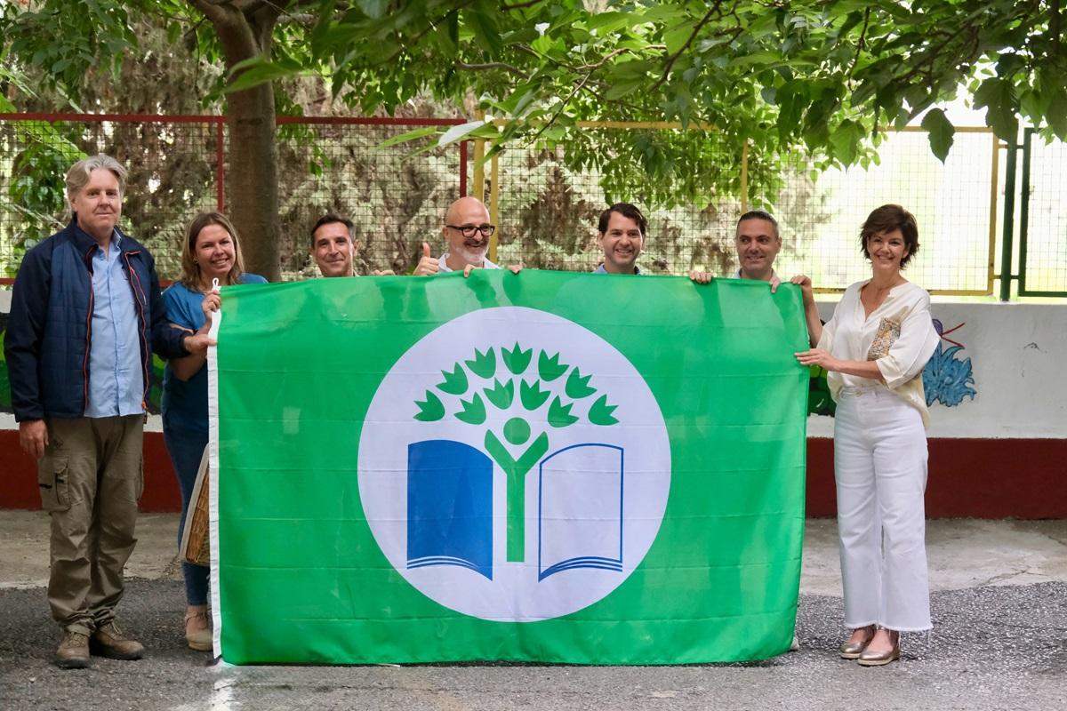 El alcalde de Cabra, Fernando Priego (tercero por la derecha), junto a personal docente del CEIP Carmen de Burgos, con la bandera verde lograda por el colegio.