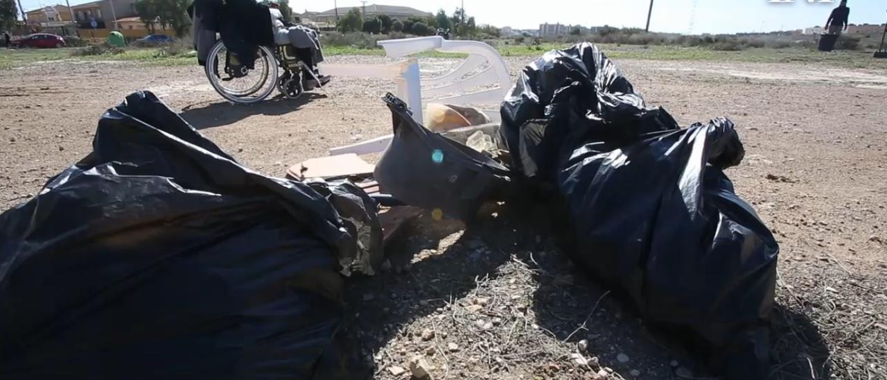 Los vecinos recogen la basura en el barrio de Rabasa ante inacción del Ayuntamiento