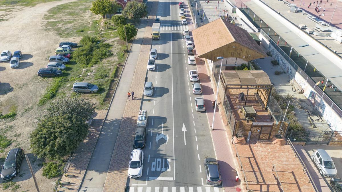 Sin luz y con escasas ventas en el primer mes de ubicación provisional del mercado de los hippies en la avenida de la Estación de Torrevieja