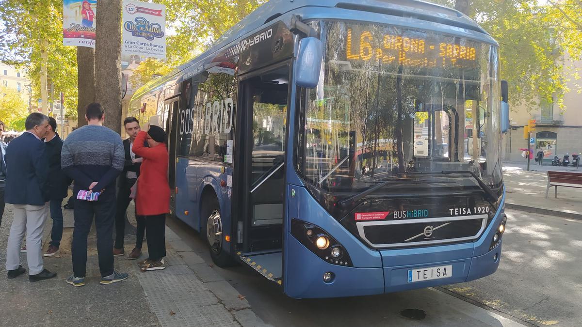 Un bus de la línia L6 a l'avinguda Ramon Folch de Girona.