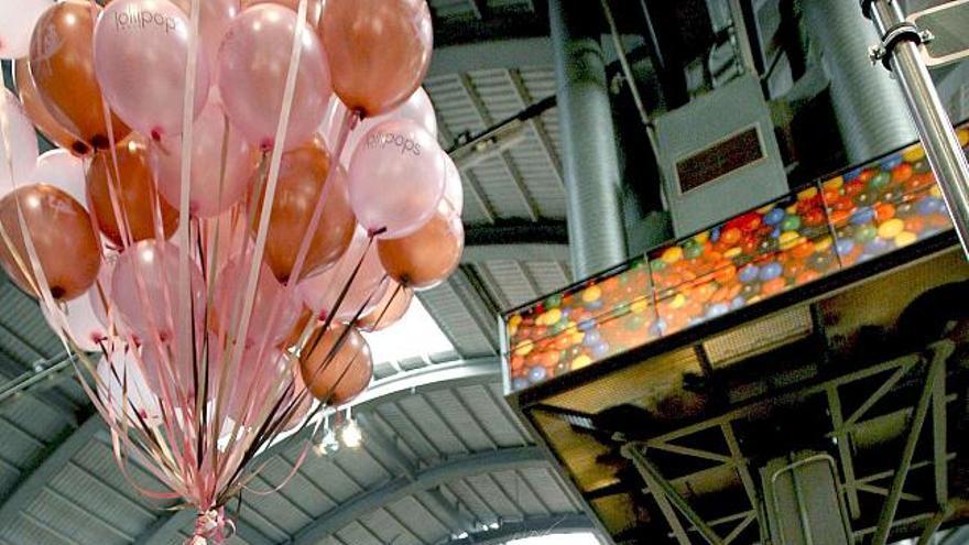 Unas modelos durante la primera jornada de la feria de moda urbana Bread & Butter en la Fira de Barcelona con 800 expositores de 105 países y con dudas sobre su futuro en la ciudad, tras las informaciones, no confirmadas por la organización, que apuntan a que el certamen regresará a Berlín. EFE/Alberto Estévez