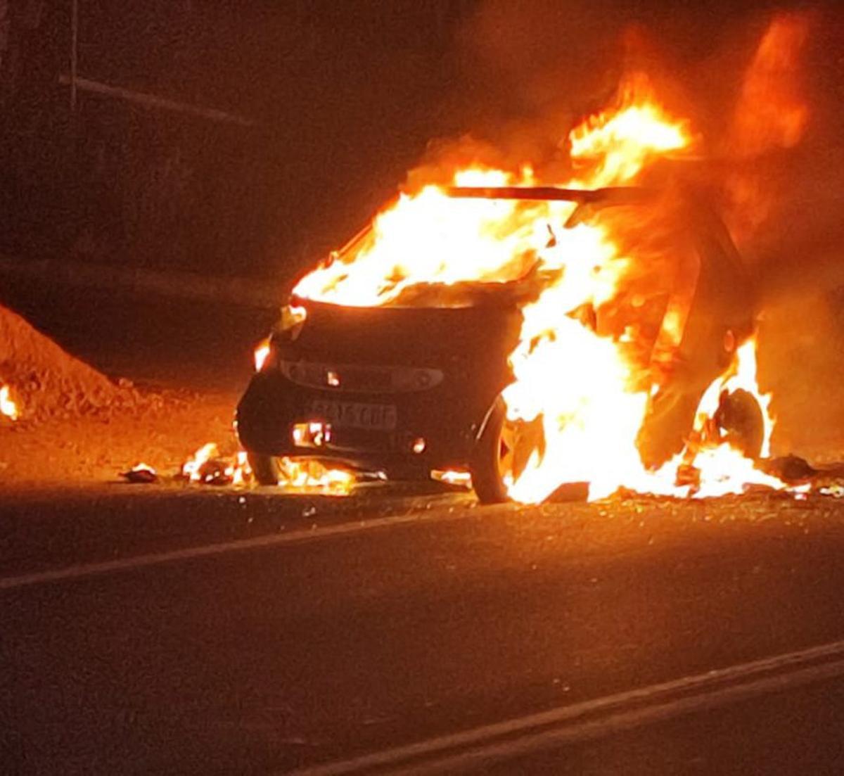 Sale ileso tras incendiarse su coche en Vilalonga | FDV