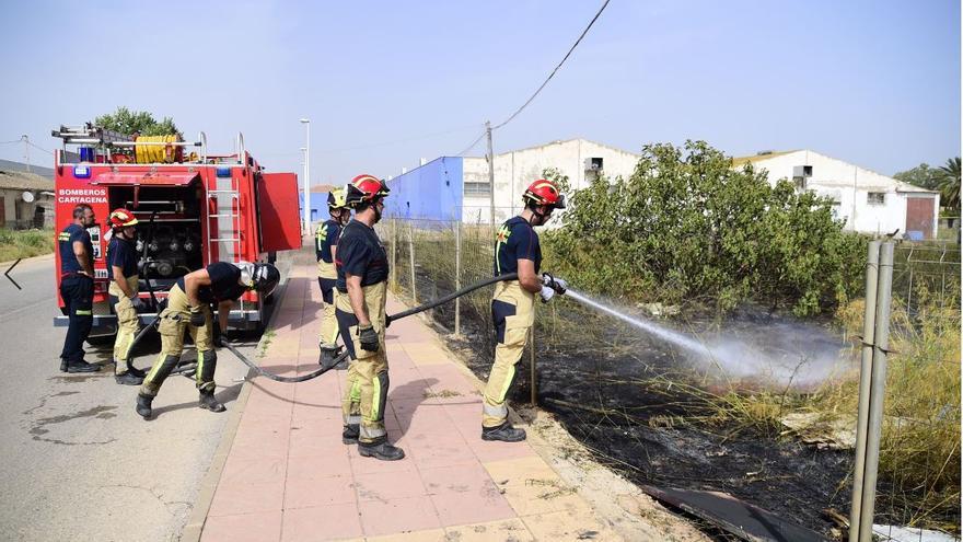 Bomberos extinguen un incendio de matorrales junto a viviendas en Miranda