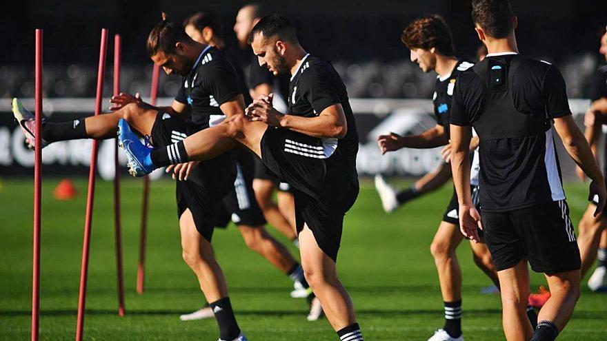 Los jugadores del FC Cartagena durante un entrenamiento.