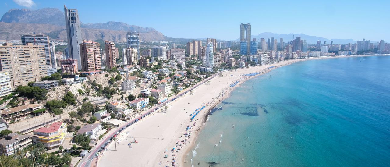 Vista aérea de la playa de Poniente de Benidorm, en una imagen captada días atrás.