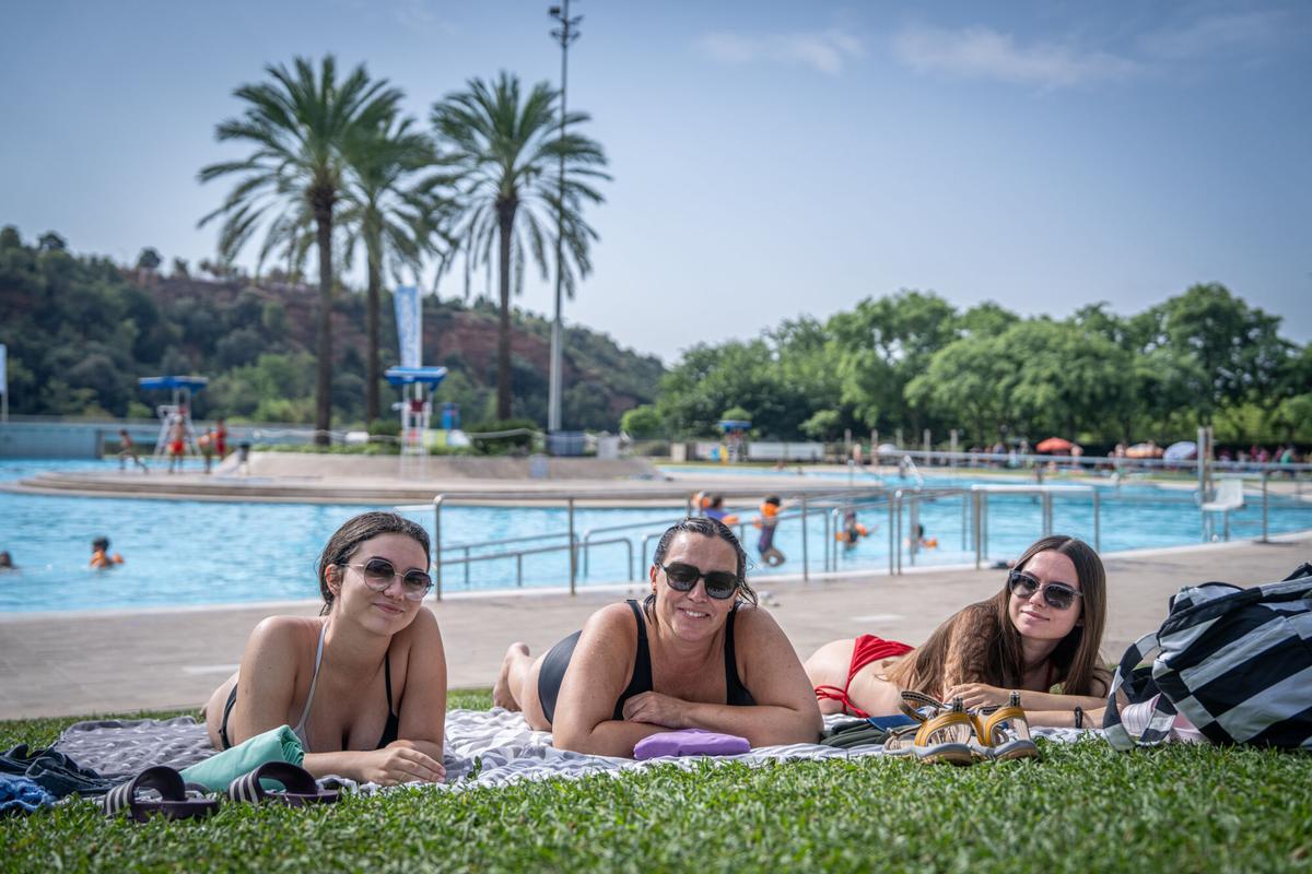 Elisabeth y sus hijas toman el sol en La Bassa de Sabadell.