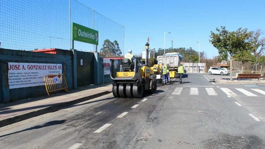 Trabajos de reposición en la red de calor  |  En la jornada de ayer varios tramos de las calles próximas a la zona deportiva uy escolar de Silleda se sometieron a obras de reposición viaria, para cumplir con el requerimiento que envió el Concello de Silleda a la empresa adjudicataria de la red de calor con biomasa. La decisión del gobierno local obedece a que en las últimas semanas detectó que la reposición del aglomerado presentaba distintos desperfectos. Desde la Alcaldía, Manuel Cuíña confía en que &quot;las restricción del aparcamiento y la circulación en la zona por estos trabajos se solventen cuanto antes&quot;. La previsión pasaba por que los trabajos quedasen listos ayer. La red de calor con biomasa dará servicio en una primera fase a inmuebles públicos así como a la residencia de la tercera edad y el hotel Via Argentum. En una segunda tanda podrán engancharse edificios particulares.