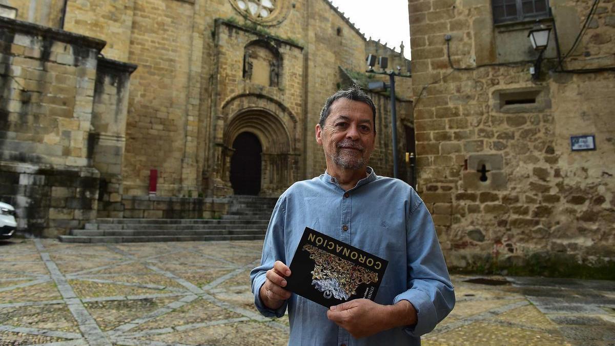 El robo de la corona de la Virgen del Puerto de Plasencia, eje de la nueva novela de Julio Pérez González.