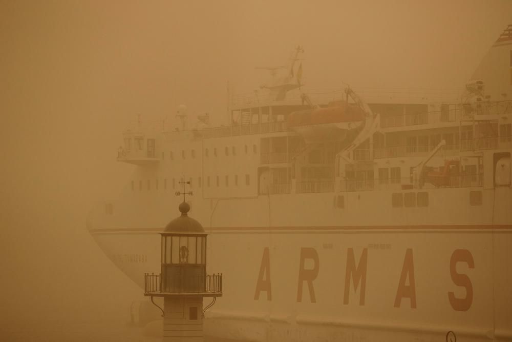 La calima engulle las Canarias