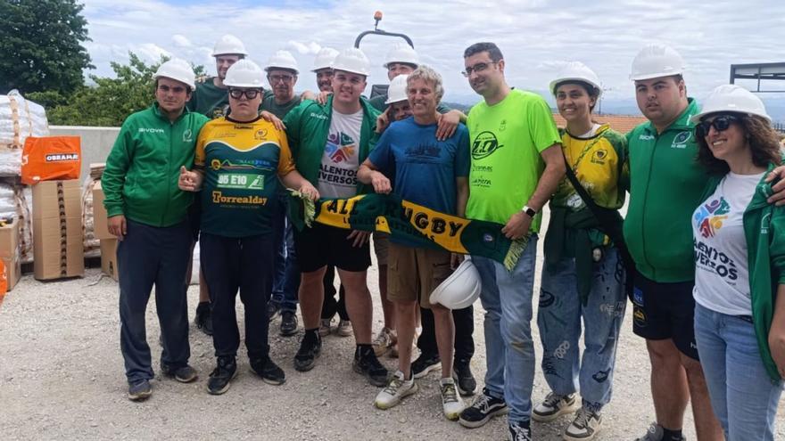 Jesús Calleja, en el centro, con los deportistas del All Rugby de Llanera, en las viviendas de cohousing de Caraviés. | R. L. P.