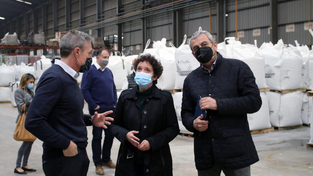 La alcaldesa de Onda, Carmina Ballester, de visita en una de las empresas locales