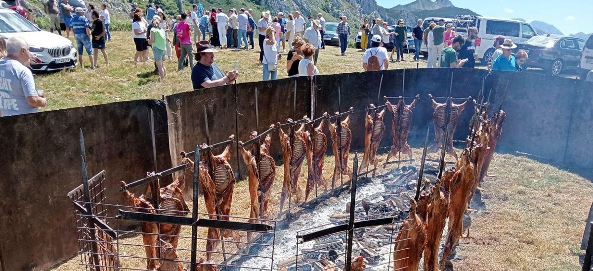 La misa celebrada en el puerto de Marabio por Santa Ana. |