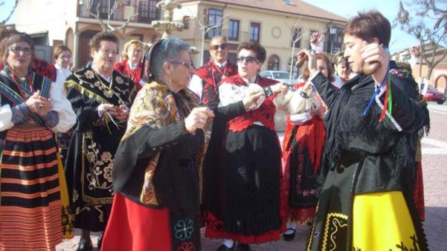 Mujeres de Fuentespreadas vestidas con sus típicos trajes.