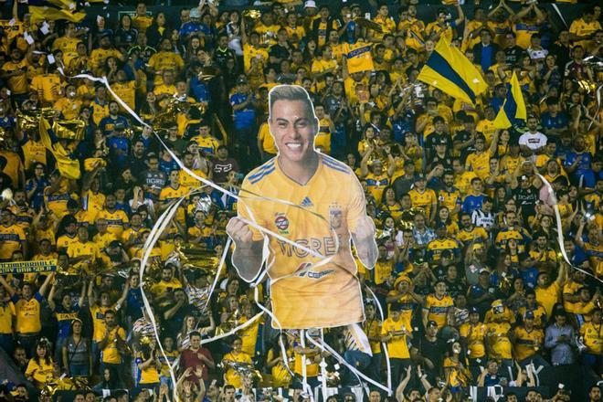 Los partidarios de los Tigres mexicanos aplauden a su equipo durante la final de fútbol de ida de la Liga de Campeones de CONCACAF, en el estadio Universitario de Monterrey, México.