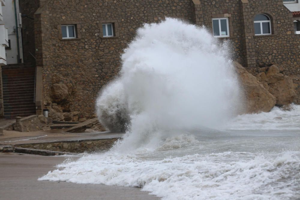 Temporal de llevant a l'Escala