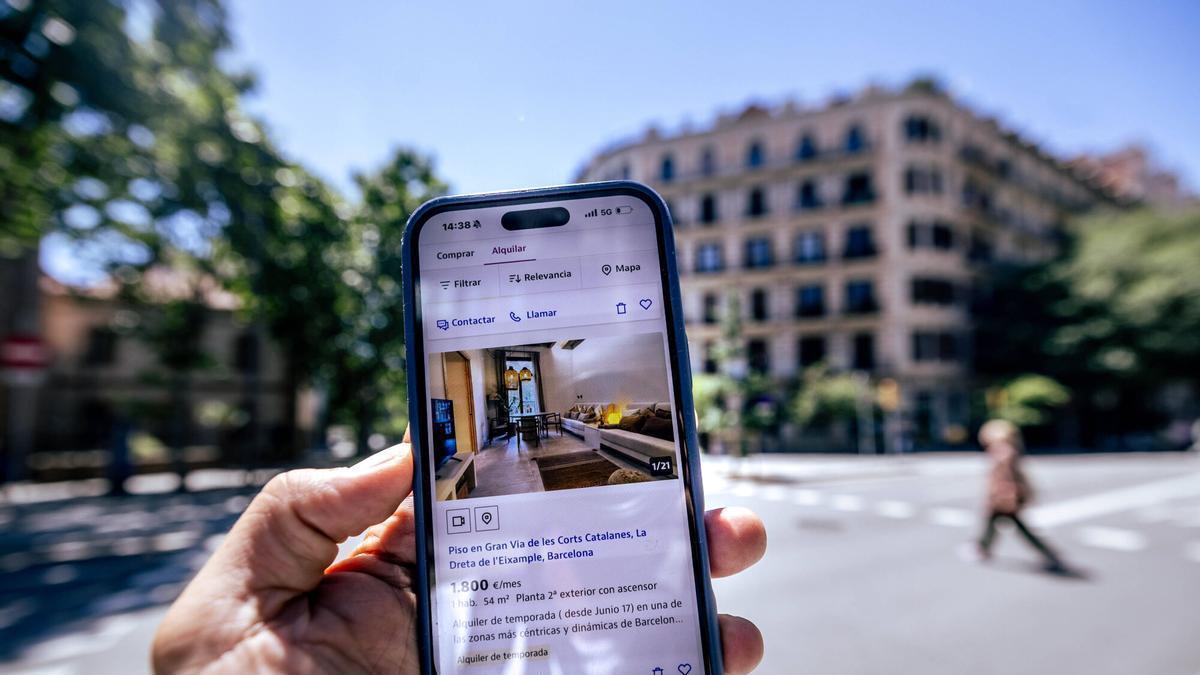 Un usuario utilizando una aplicación para encontrar vivienda en Barcelona.