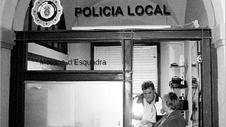 Entrada de les oficines de la Policia Local de Cardona, que mantenen la inscripció de Mossos d&#039;Esquadra