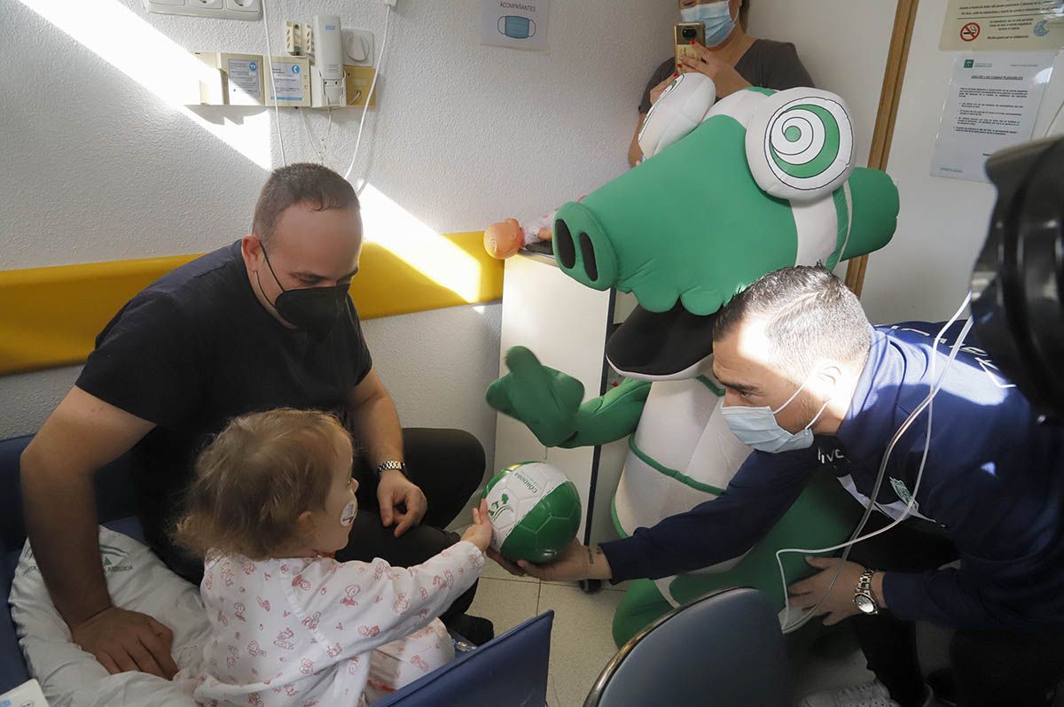 La visita del Córdoba CF al Hospital Reina Sofía en imágenes