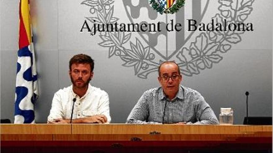 El tinent d&#039;alcalde de Badalona, José Téllez, i l&#039;alcalde accidental, Oriol Lladó, en roda de premsa.