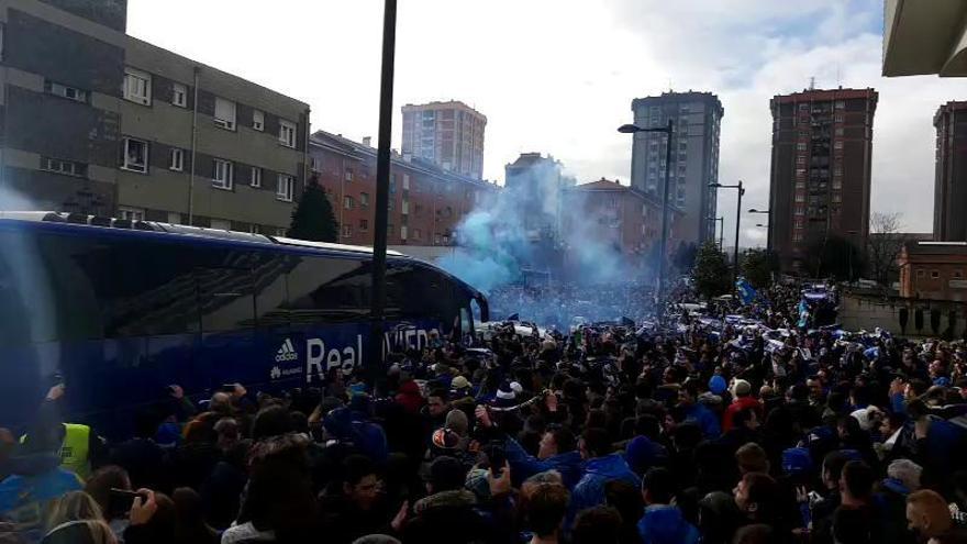 El oviedismo arenga en masa a su equipo a la salida del hotel antes del derbi