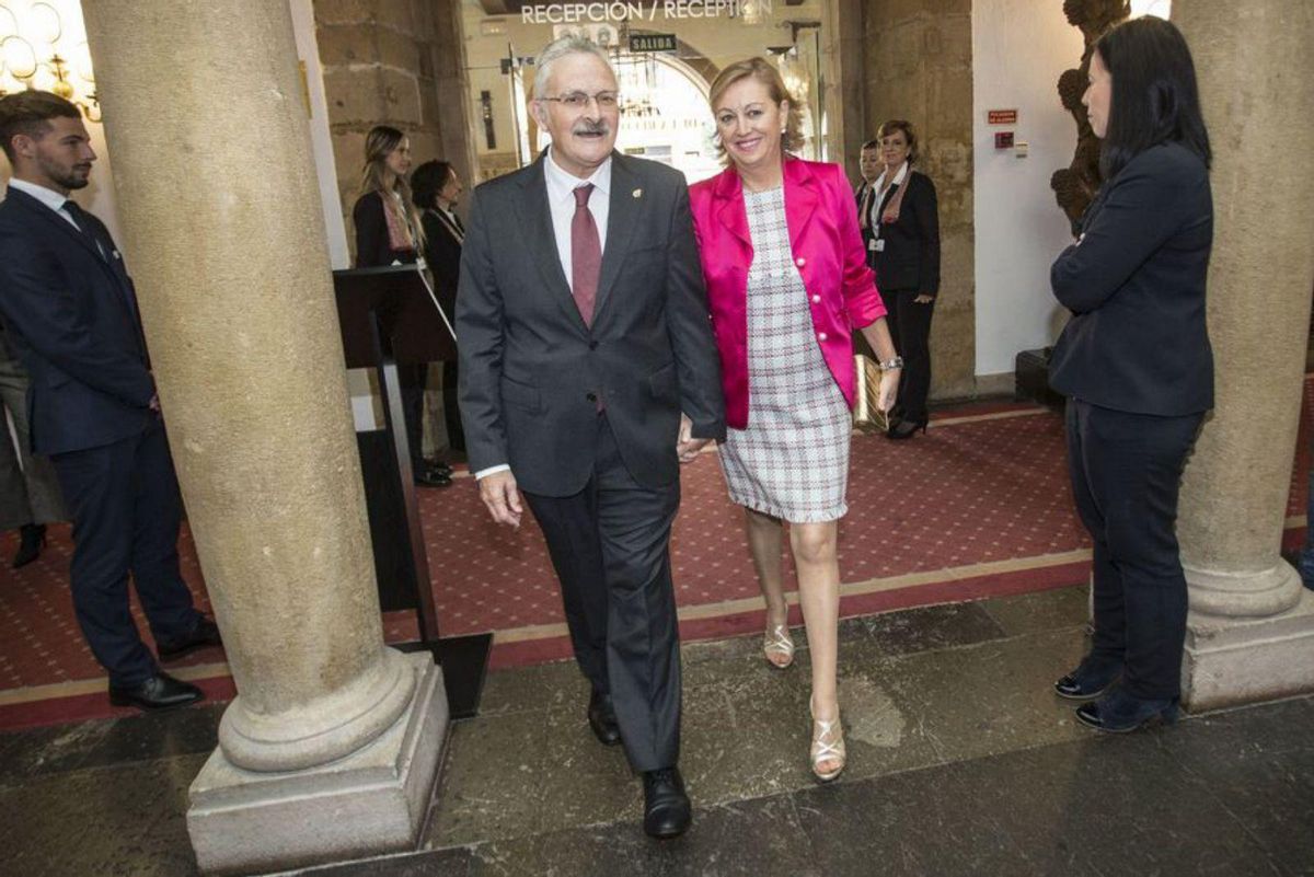 Antonio Trevín y su segunda esposa, Luisa Lledias,  en el Hotel de la Reconquista de Oviedo. | JESÚS FARPÓN