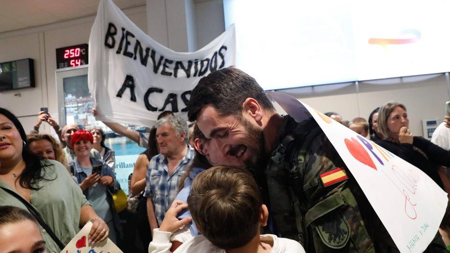 El emotivo regreso a Asturias de los militares que estuvieron seis meses en Eslovaquia: &quot;Se hace largo estar fuera&quot;