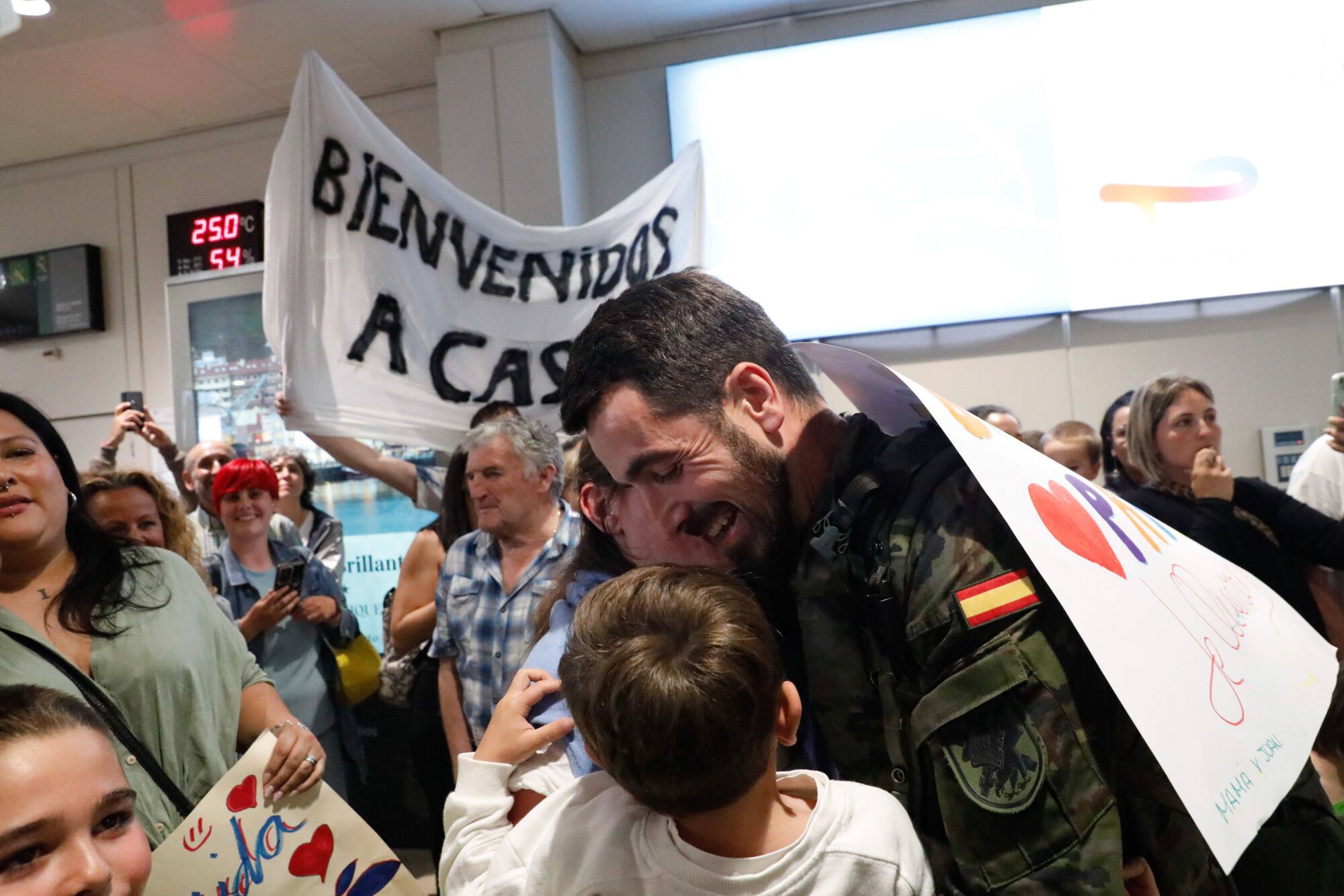 EN IMÁGENES: El regreso a Asturias en el aeropuerto del batallón &quot;Toledo&quot; tras meses en Eslovaquia