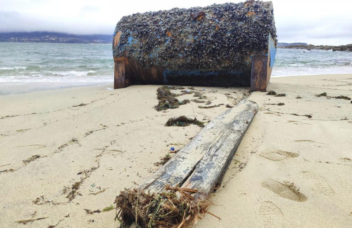 Flotador y restos de una viga de batea en Area de Bon. |  S.Á.