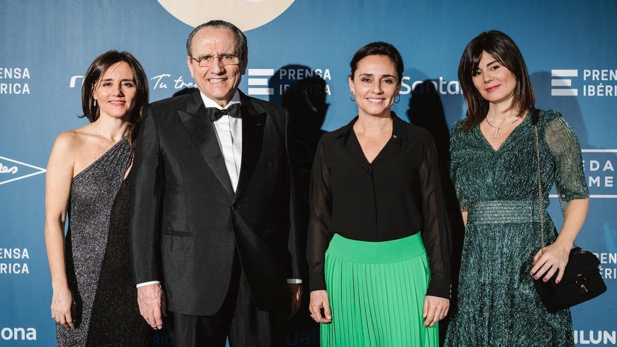 Javier Moll, presidente de Prensa Ibérica, junto a sus hijas Idoia, Arantxa y Susana, consejeras del grupo de comunicación.