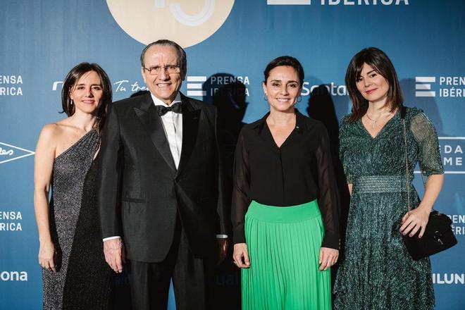Javier Moll, presidente de Prensa Ibérica, junto a sus hijas Idoia, Arantxa y Susana, consejeras del grupo de comunicación.