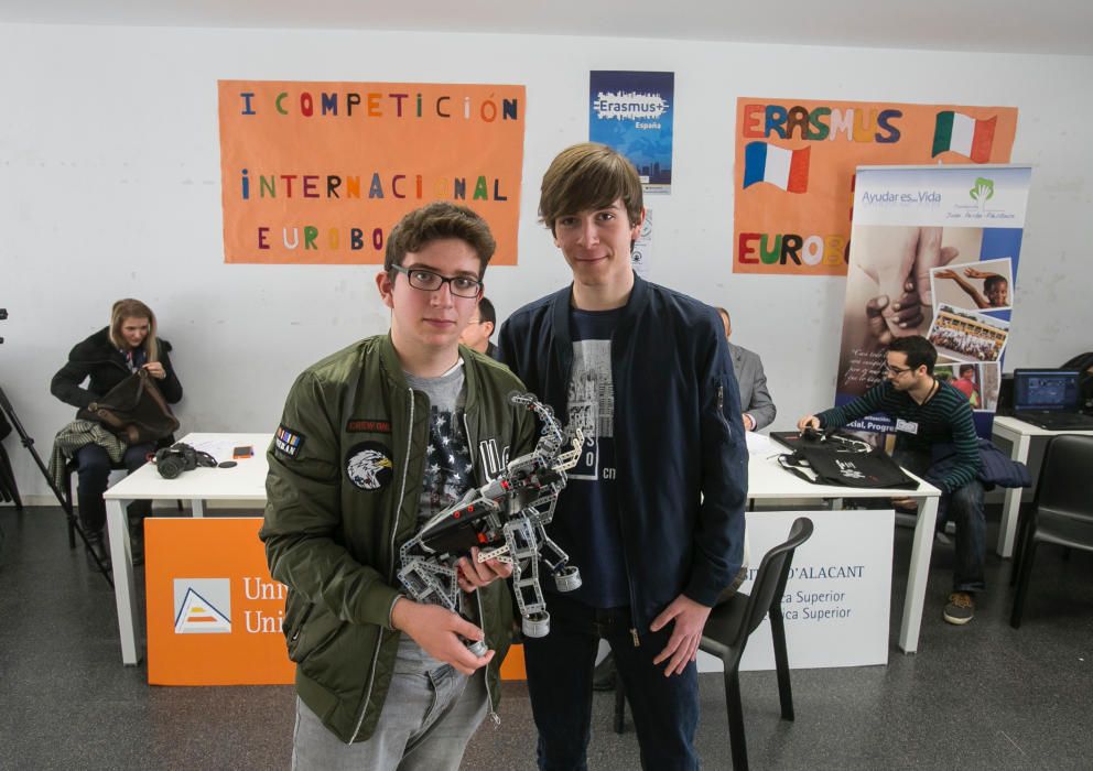 70 alumnos de institutos de Torrellano, Toulouse y Siena compiten con sus robots en la Universidad de Alicante dentro de un programa europeo