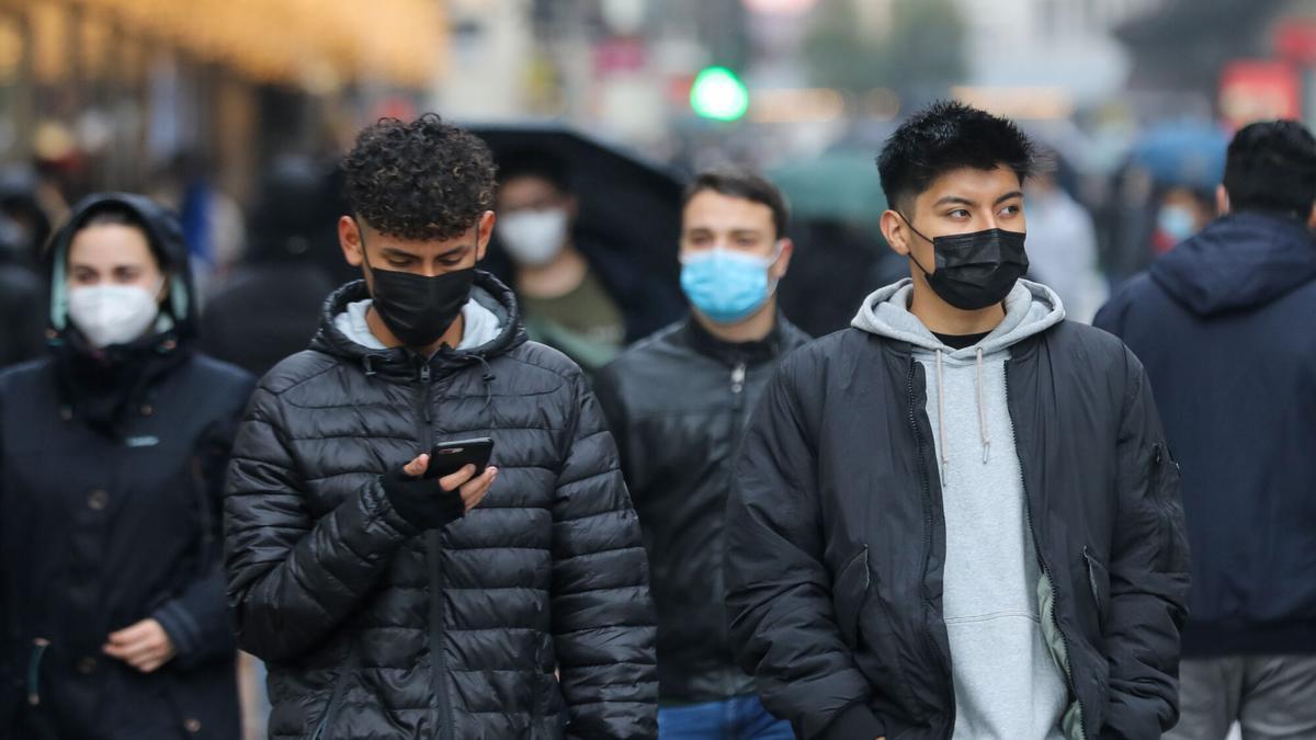 Varias personas caminan con mascarilla en Madrid.
