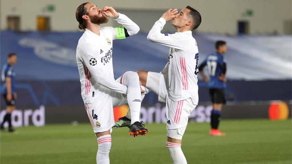 Lucas Vázquez celebra junto a Ramos el tanto del camero ante el Atalanta