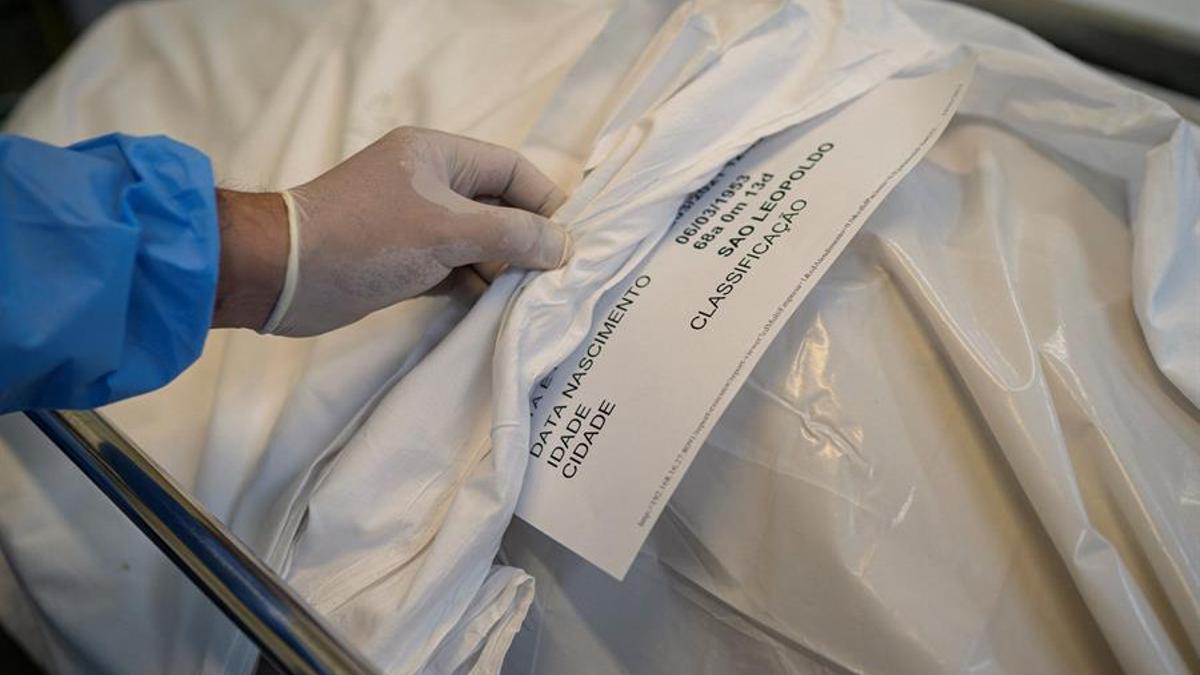 Una bolsa mortuoria en una morgue improvisada en Brasil.