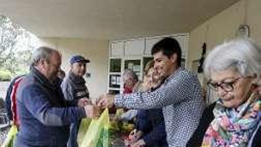 Reparto de bollos y vino entre los socios de &quot;La Concordia&quot;.