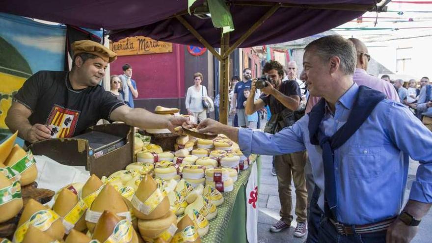 Íñigo Urkullu, ayer, en la feria medieval de Vitoria en la jornada de reflexión. // David Aguilar