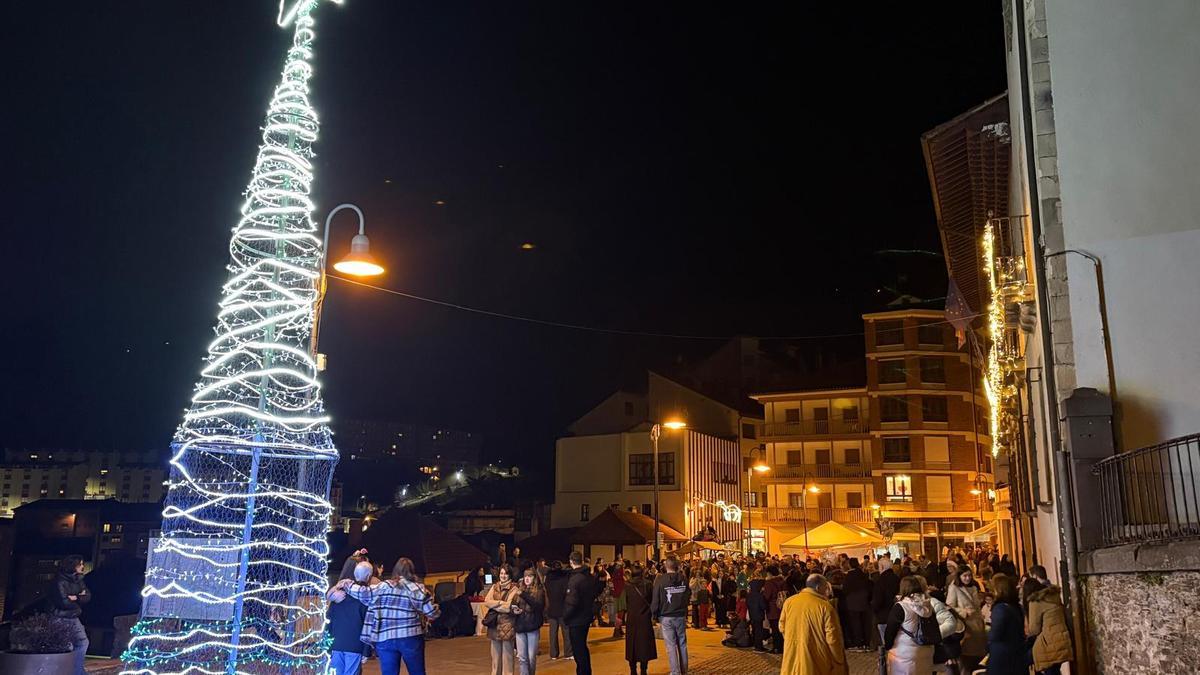 Así se disfrutó del encendio navideño en Cangas del Narcea