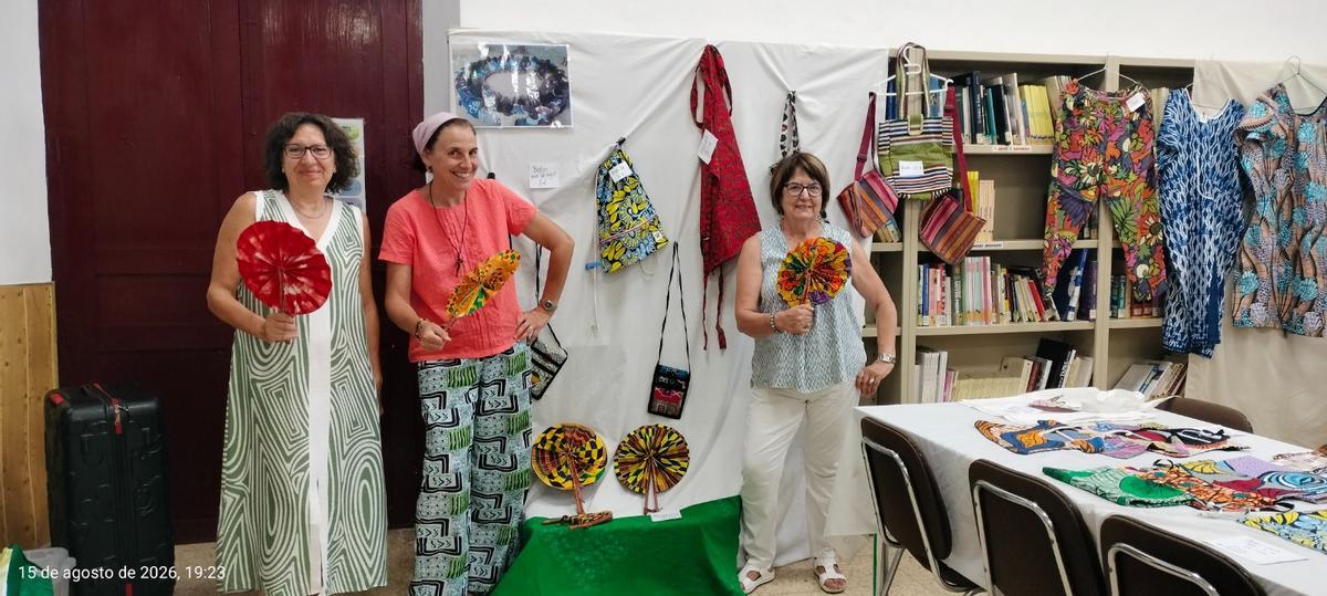 María junto a dos vecinas de su pueblo natal durante la celebración del ya tradicional mercadillo.