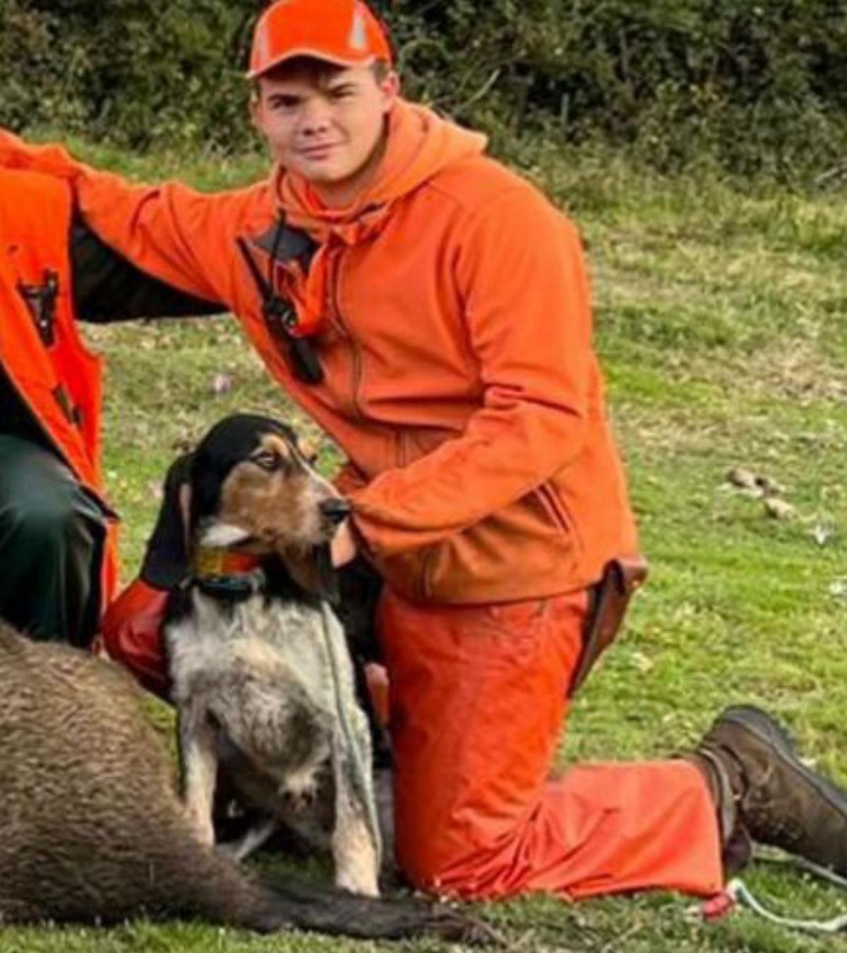 Nicolás Pérez con uno de sus perros en una batida.