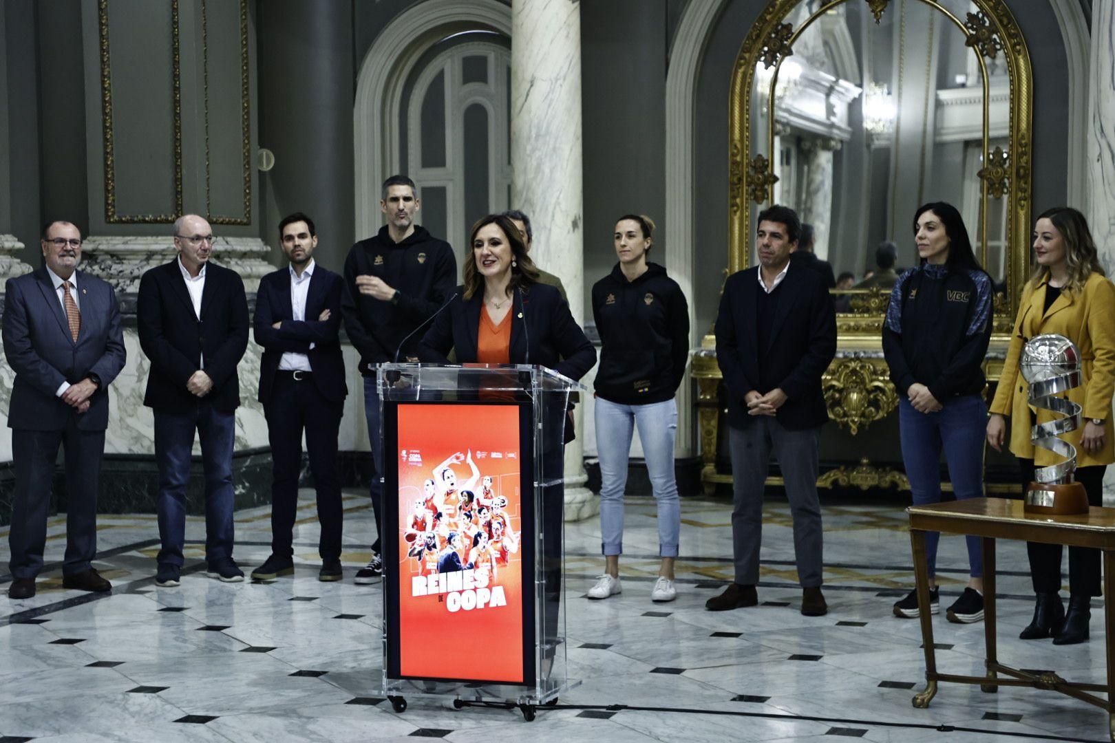 Las campeonas visitan el Ayuntamiento