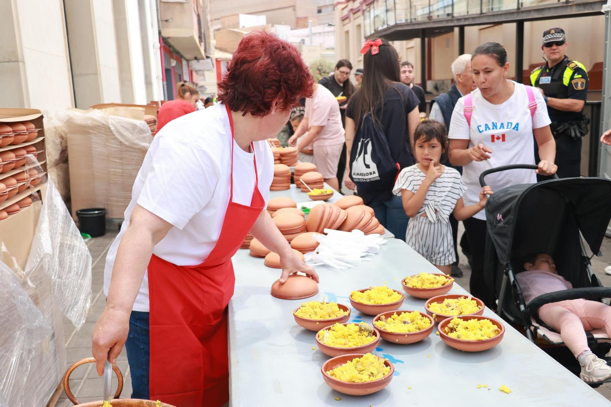 Galería del reparto de arroz de les 'calderes' en el día grande de las fiestas de Almassora